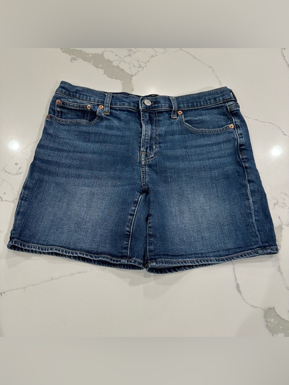 Gap Denim 5” Denim Mid-Rise Jeans Shorts Womens 29 / 8 Blue Medium Wash Summer